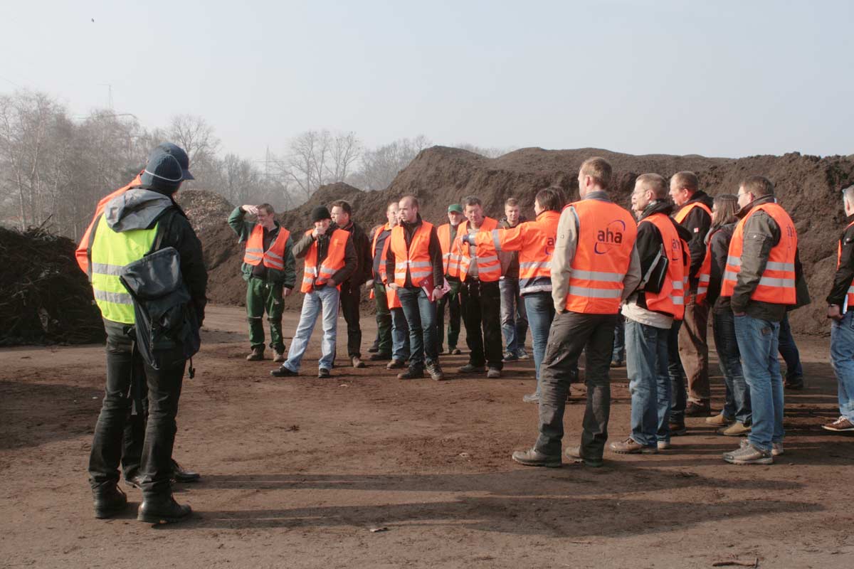 Praktiker unter sich: Ein neues Seminar erläutert die Grundlagen der Kompostierung. Foto: Humus- und Erden Kontor GmbH